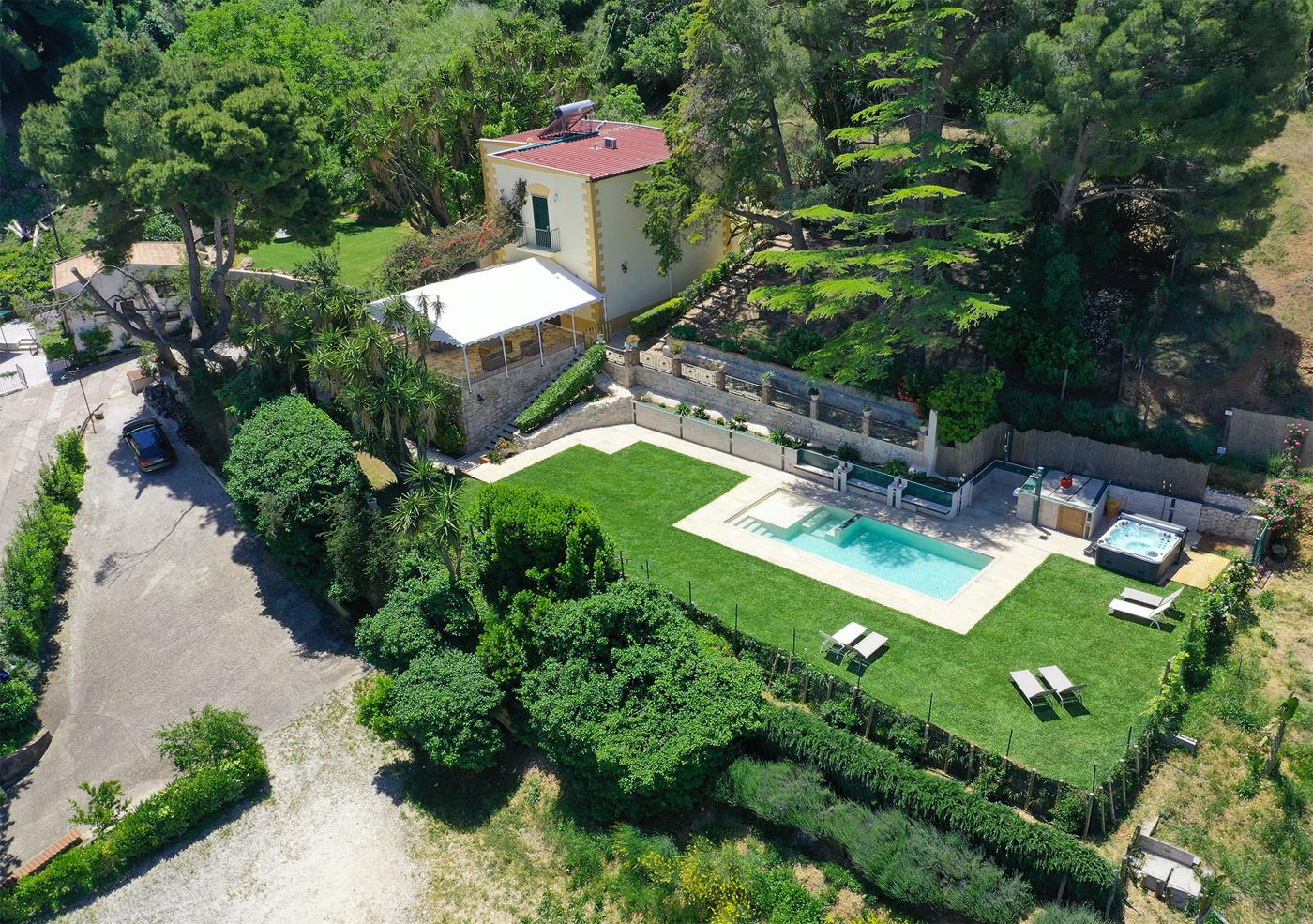 La villa e la piscina viste dall’alto
